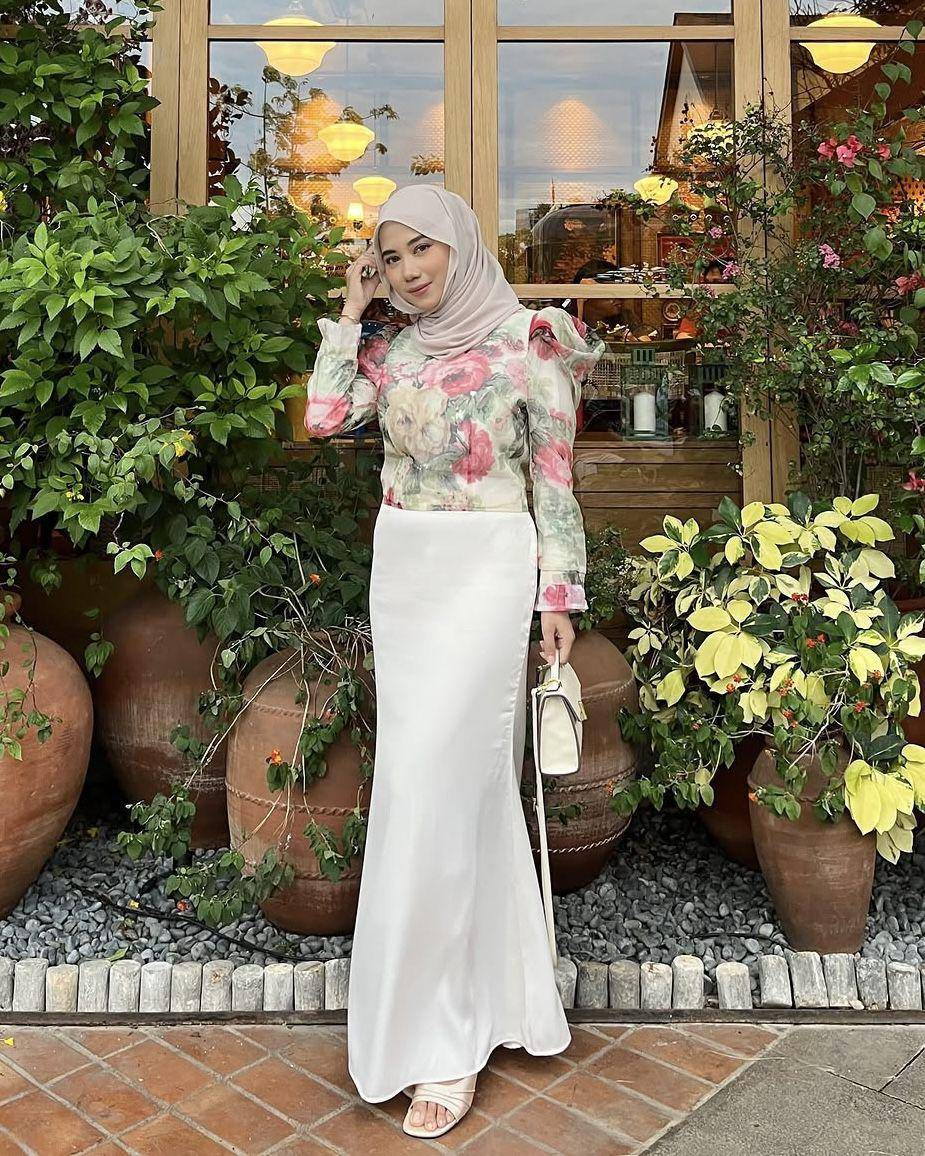potret ide OOTD kasual feminin yang anggun dan elegan ala Syahna (instagram.com/syahnaqrt)