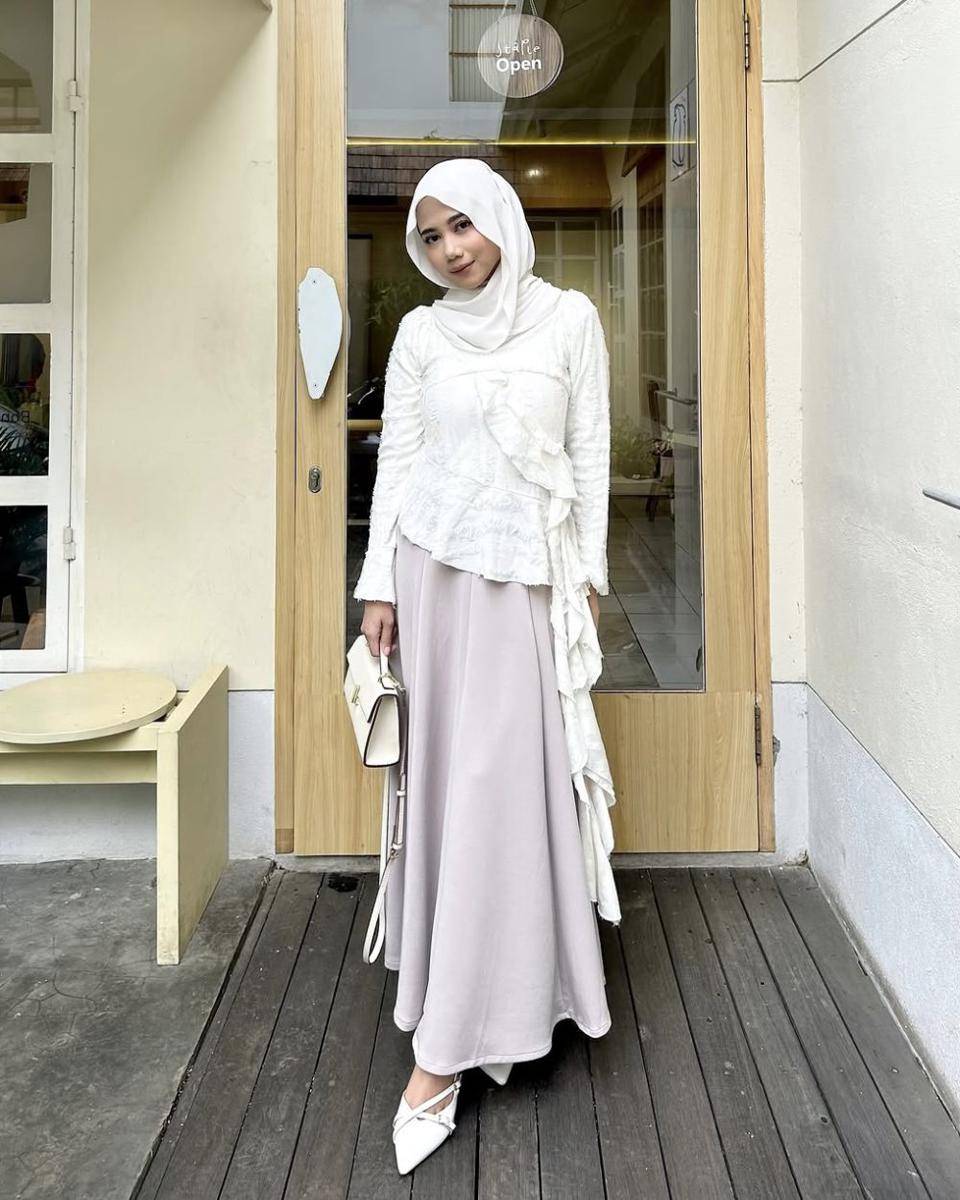 potret ide OOTD kasual feminin yang anggun dan elegan ala Syahna (instagram.com/syahnaqrt)