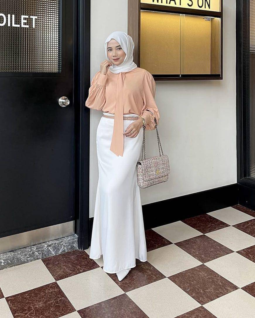 potret ide OOTD kasual feminin yang anggun dan elegan ala Syahna (instagram.com/syahnaqrt)