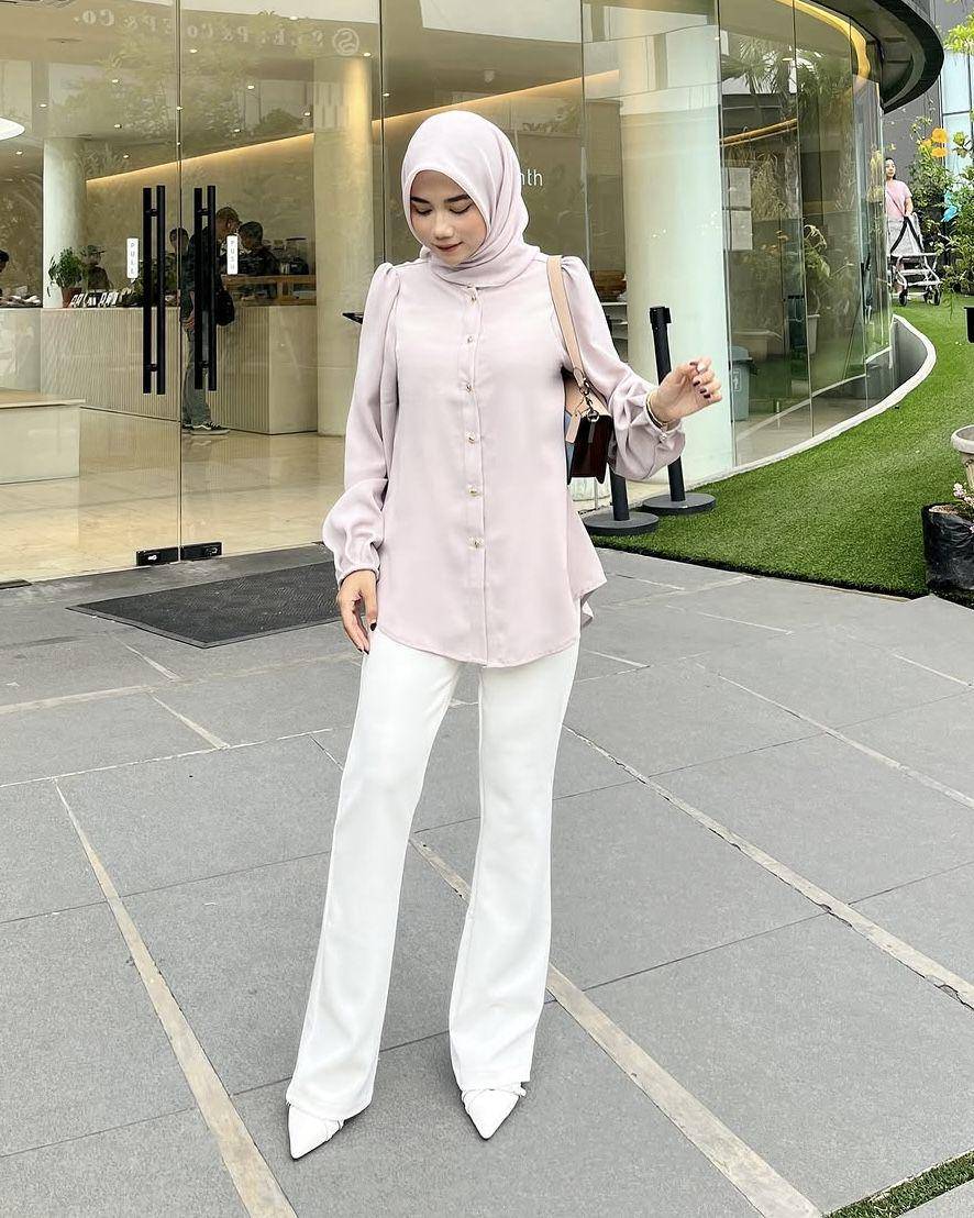potret ide OOTD kasual feminin yang anggun dan elegan ala Syahna (instagram.com/syahnaqrt)