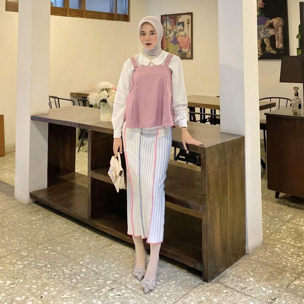 potret ide OOTD hijab nuansa pink ala Mirna Kumalasari (instagram.com/mirnakumalasari)