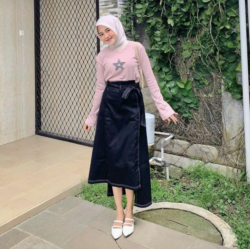 potret ide OOTD hijab nuansa pink ala Mirna Kumalasari (instagram.com/mirnakumalasari)