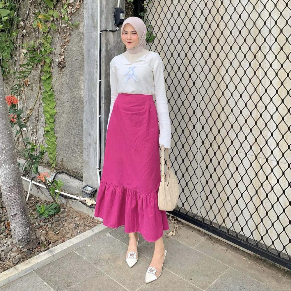 potret ide OOTD hijab nuansa pink ala Mirna Kumalasari (instagram.com/mirnakumalasari)