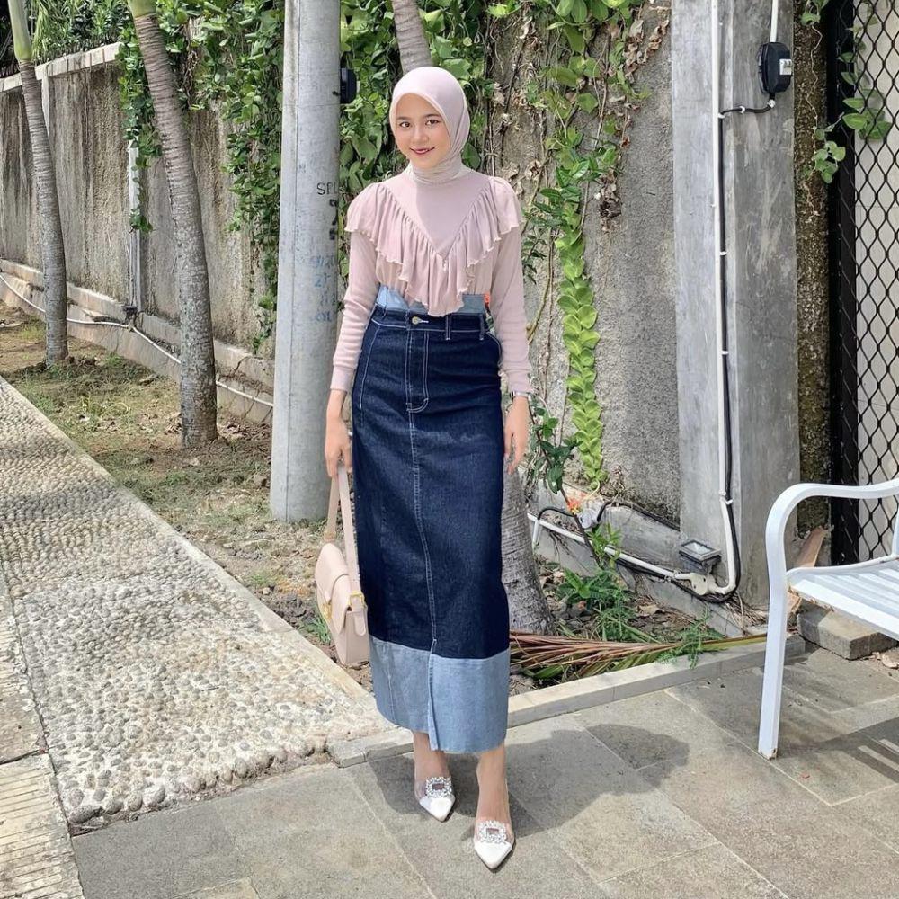 potret ide OOTD hijab nuansa pink ala Mirna Kumalasari (instagram.com/mirnakumalasari)