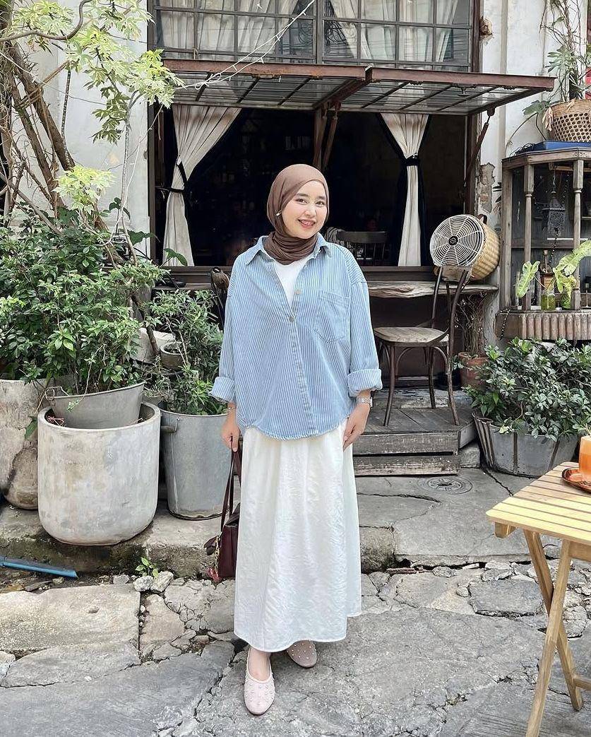 ide OOTD kasual nuansa biru ala Meilan Indrajati