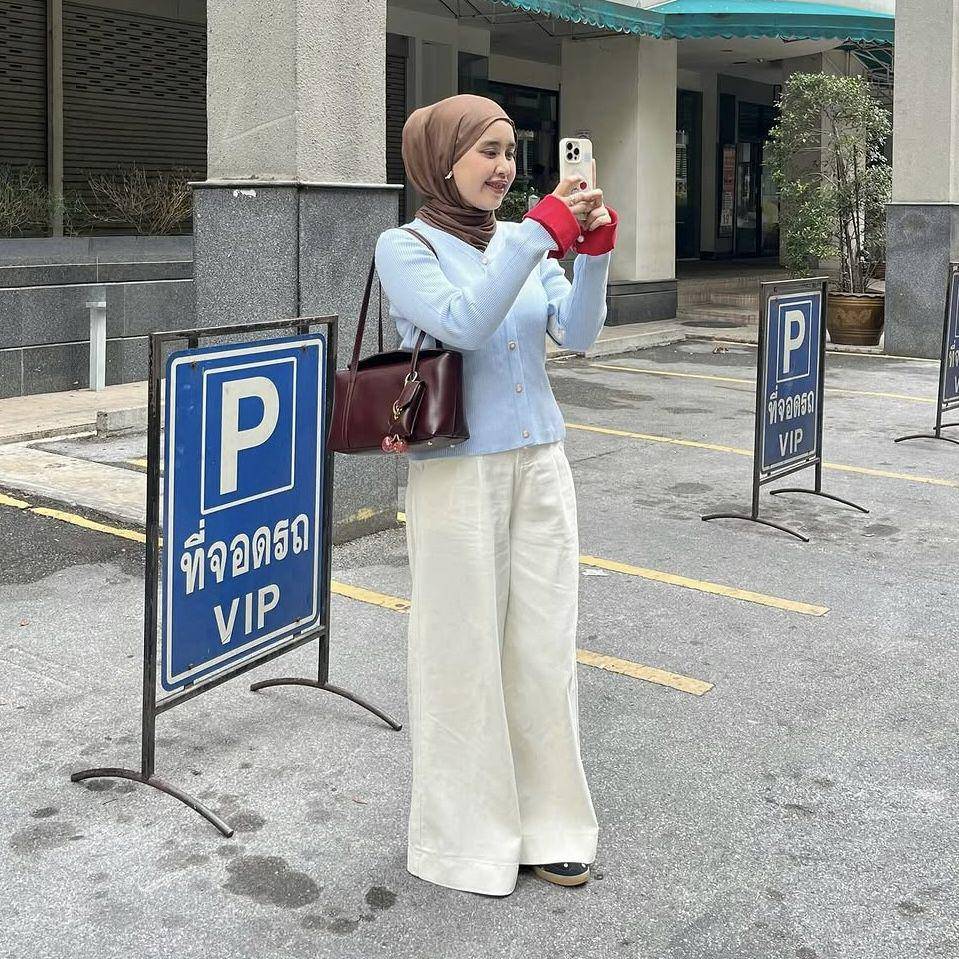 potret OOTD kasual nuansa biru ala Meilan Indrajati