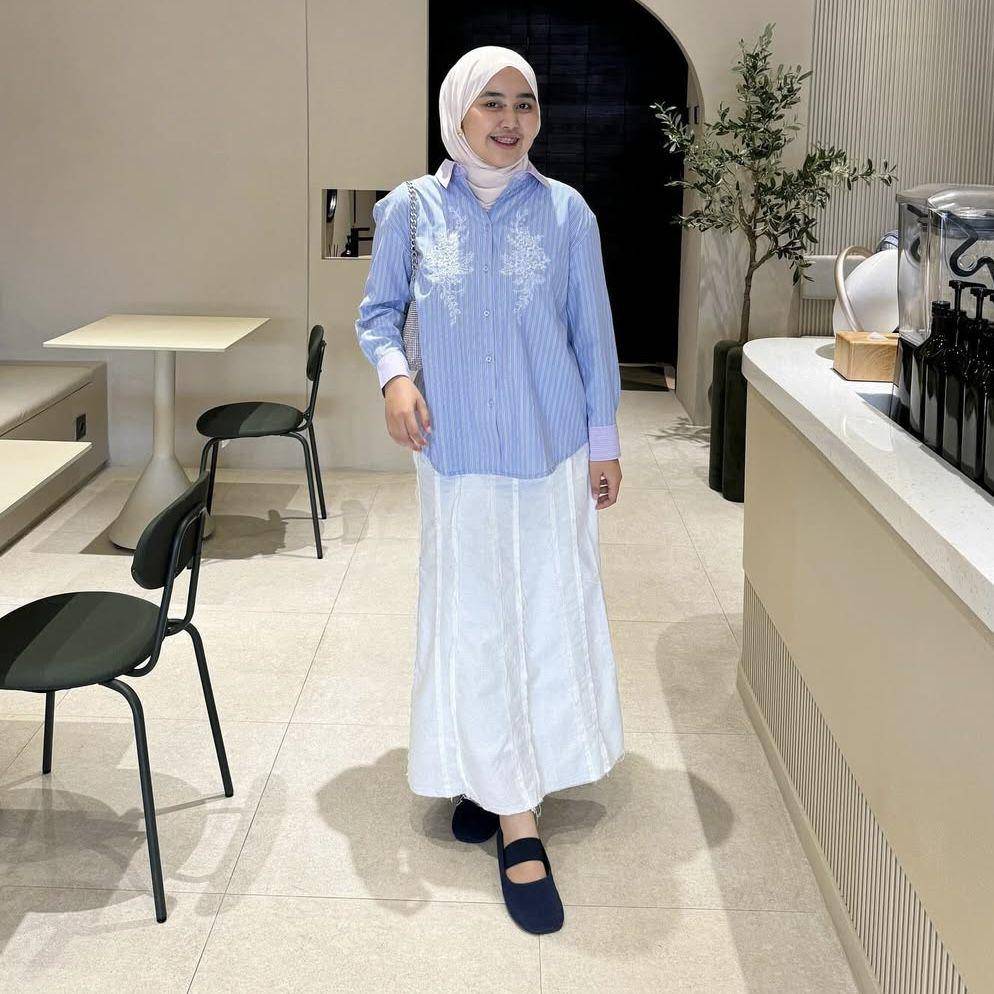 Outfit kasual nuansa biru ala Meilan Indrajati