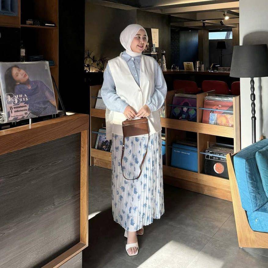Style kasual nuansa biru ala Meilan Indrajati