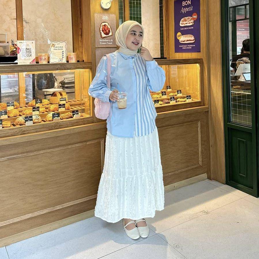 Mix and match kasual nuansa biru ala Meilan Indrajati