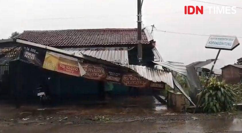 Sebuah toko yang roboh di desa Karanggintung, Kecamatan Sumbang akibat angin puting beliung, Jumat (18/4/2025).(IDN Times/Cokie Sutrisno)