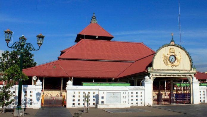 Mengapa Gaya Arsitektur Masjid Gedhe Jogja Berbeda dengan Surakarta?