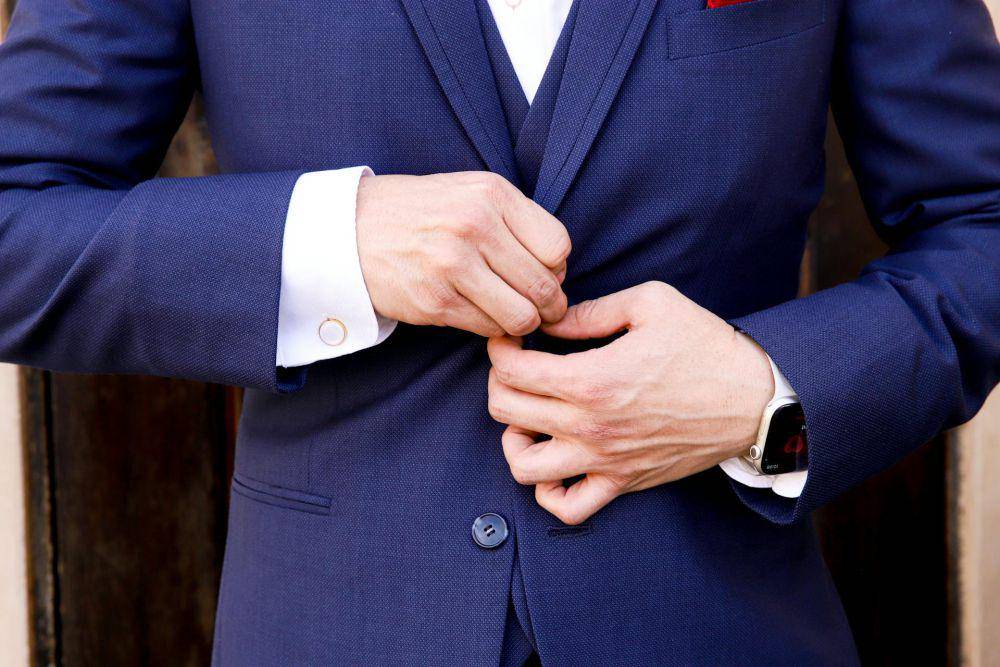 ilustrasi warna biru pada blazer pria (pexels.com/MBA Product Photography)