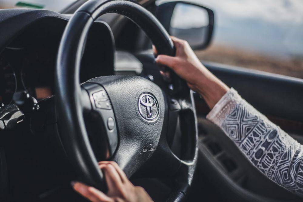 ilustasi kemudi mobil (pexels.com/keenan)