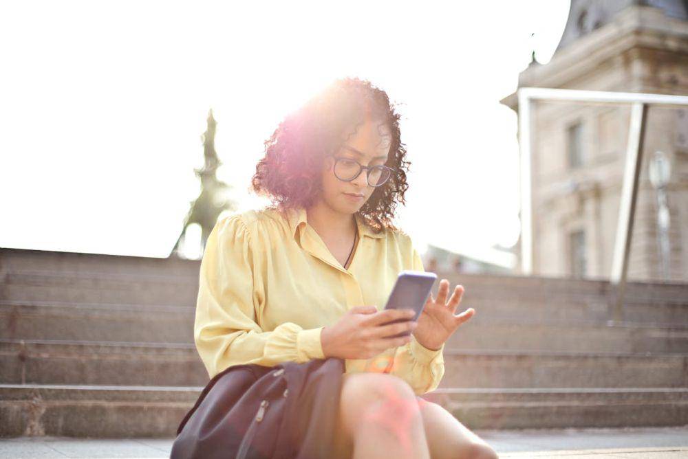 ilustrasi menggunakan smartphone (pexels.com/Andrea Piacquadio)