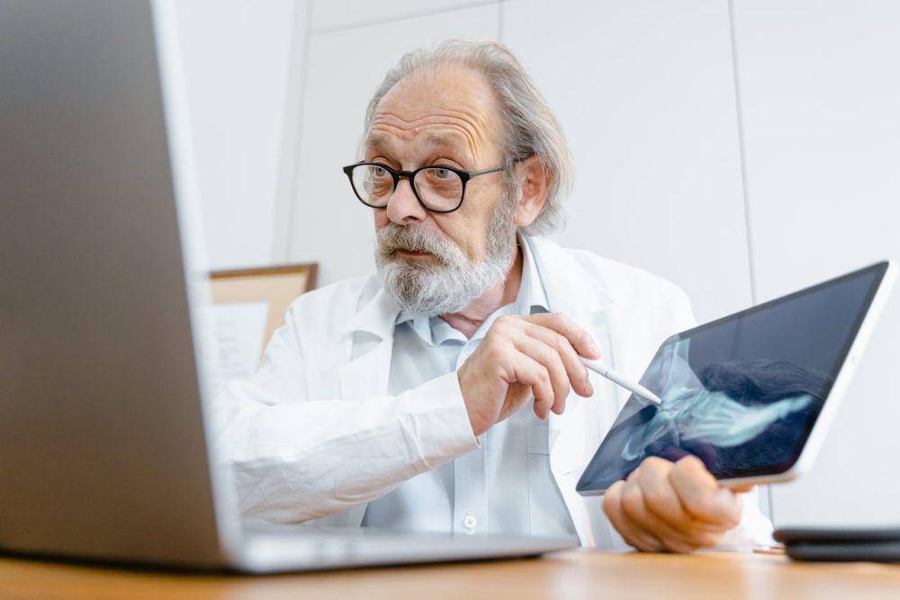 ilustrasi dokter tulang (pexels.com/Tima Miroshnichenko)