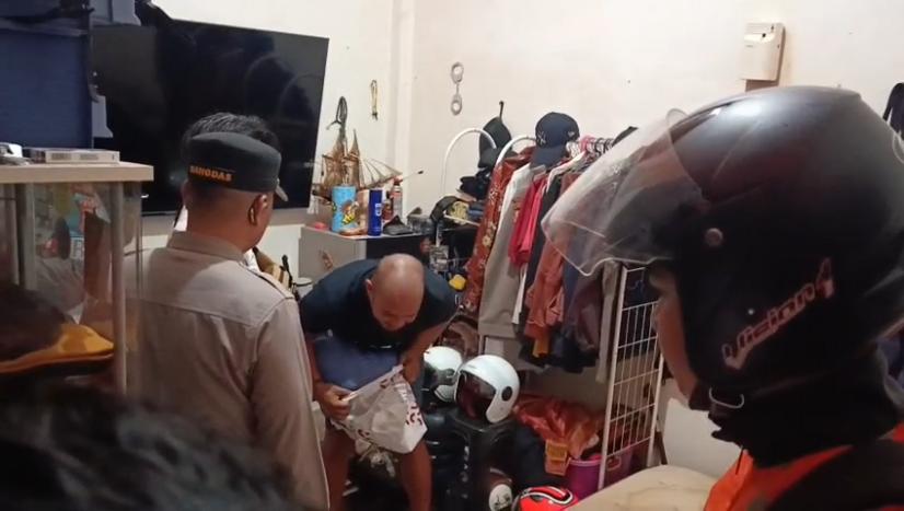 Viral, Polisi Digrebek Istri Berduaan dengan Istri Orang di Kamar Kos