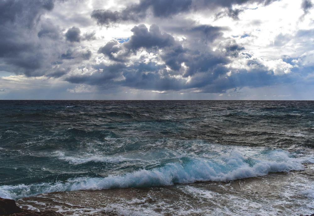 Waspada Gelombang Laut 4 Meter di Bali Tanggal 16-19 Juni 2025