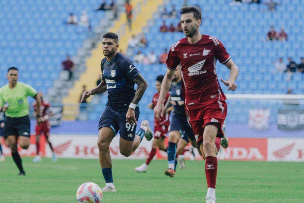 Salah satu momen pertandingan pekan ke-12 BRI Liga 1 2024/2025 antara PSM Makassar versus Borneo FC Samarinda yang berlangsung di Stadion Batakan Balikpapan pada 2 Desember 2024. (Instagram.com/psm_makassar)