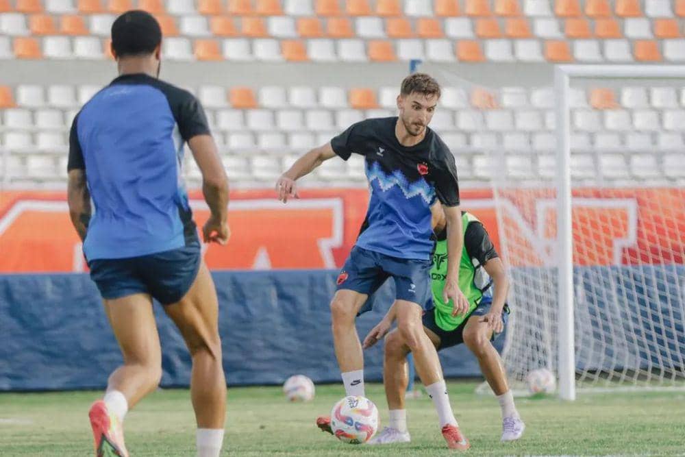 Para pemain PSM Makassar dalam sesi official training di Stadion Segiri Samarinda pada Kamis 17 April 2025. (Instagram.com/psm_makassar)