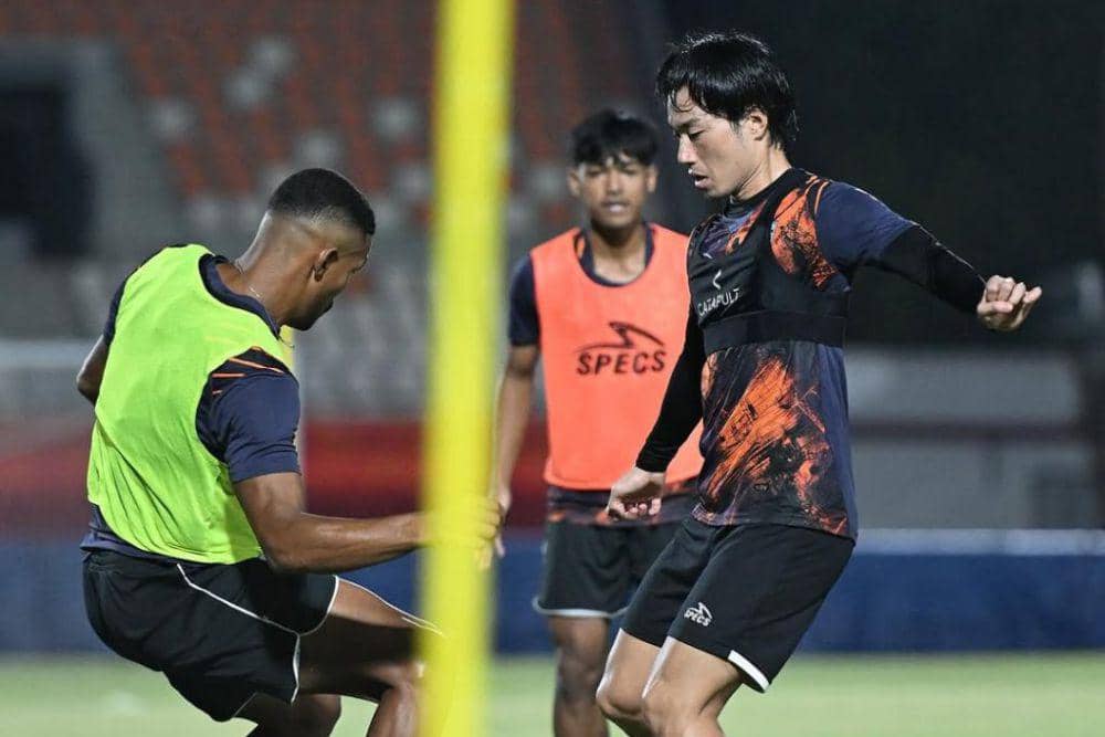 Para pemain Borneo FC Samarinda dalam sesi official training di Stadion Segiri Samarinda pada Kamis 17 April 2025. (Instagram.com/psm_makassar)
