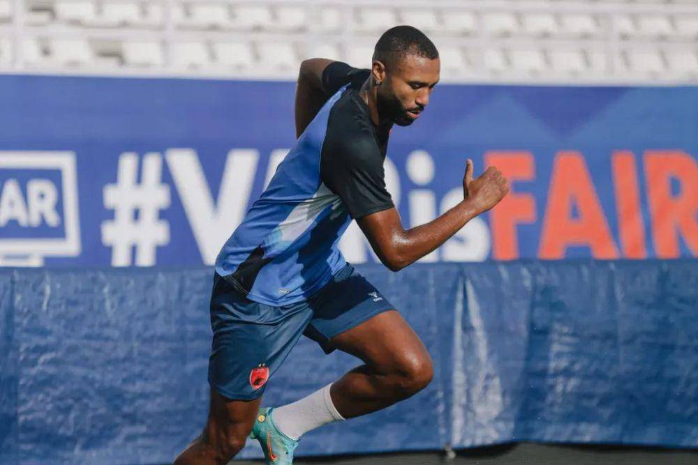 Bek PSM Makassar, Yuran Fernandes, dalam sesi latihan resmi di Stadion Segiri Samarinda pada 17 April 2025. (Instagram.com/psm_makassar)