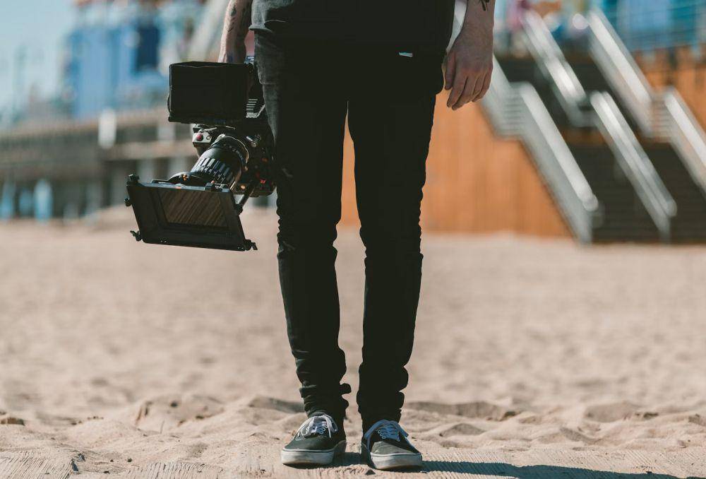 ilustrasi celana warna hitam (unsplash.com/Jakob Owens)