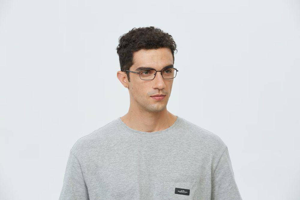 ilustrasi baju warna abu-abu (unsplash.com/GlassesShop)