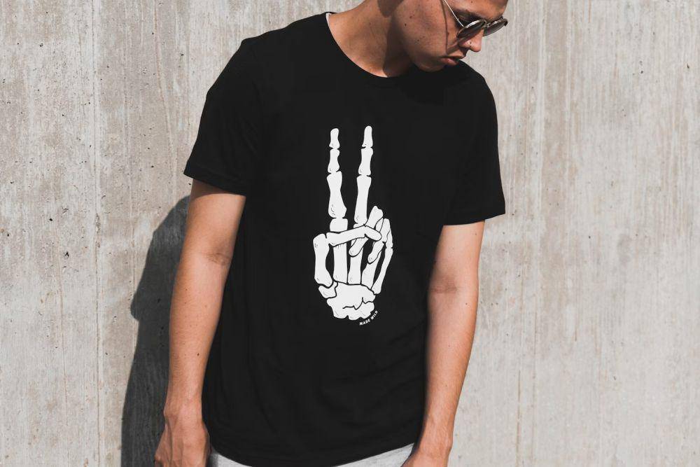 ilustrasi baju warna hitam (unsplash.com/ian dooley)