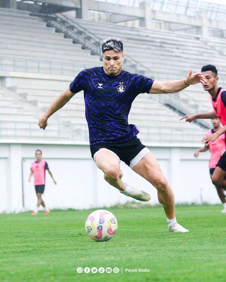Pemain Persik Kediri saat berlatih. Instagram.com/persikfcofficial