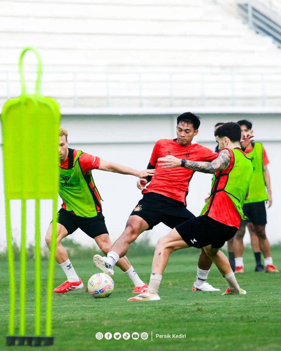 Pemain Persik Kediri saat berlatih. Instagram.com/persikfcofficial