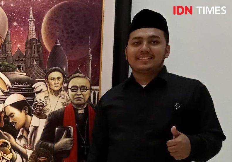 Dr. Muhammad Ash-Shiddiqy, M.E, akademisi dan cendekiawan Muslim dari UIN Saizu Purwokerto dengan latar belakang lukisan tolerasni beragama, Jumat (18/4/2025).(IDN Times/Foto : Safrudin Azizi)
