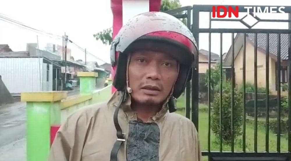 Yadi, salah satu saksi kejadian bencana puting beliung di desa Karanggintung Kecamatan Sumbang, Jumat (18/4/2025).(IDN Times/Cokie Sutrisno)