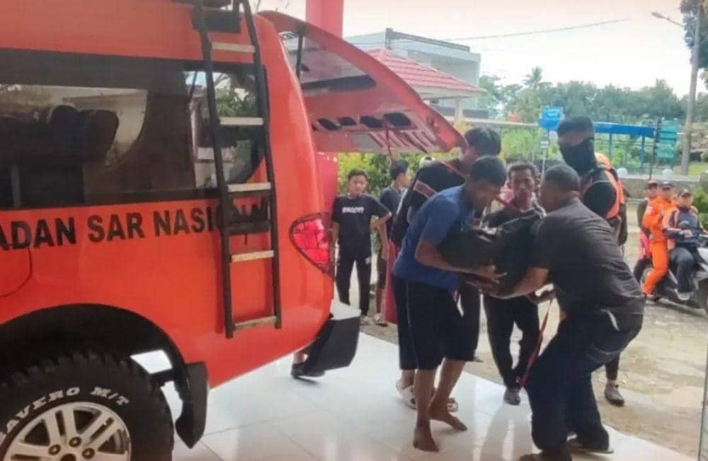 Proses evakuasi jenazah Pasutri yang tenggelam di irigasi OKU Timur. (Dok. Basarnas Palembang)