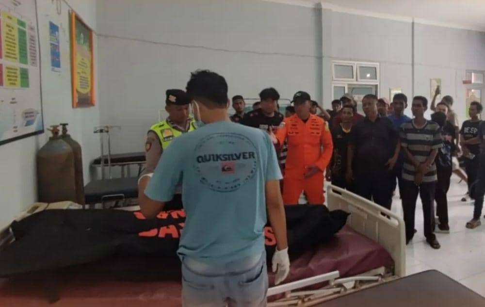 Proses evakuasi jenazah Pasutri yang tenggelam di irigasi OKU Timur. (Dok. Basarnas Palembang)