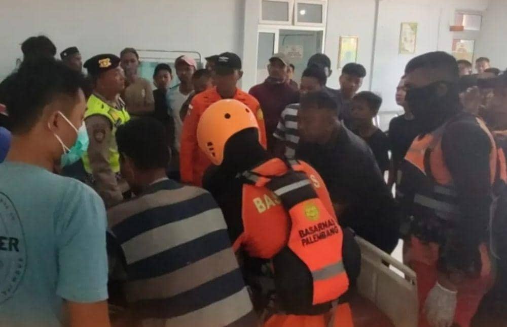 Proses evakuasi jenazah Pasutri yang tenggelam di irigasi OKU Timur. (Dok. Basarnas Palembang)