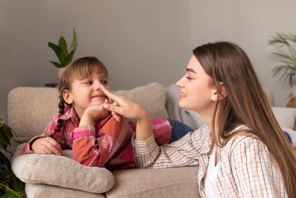 Ilustrasi ibu ngobrol dengan anak (freepik.com/freepik)