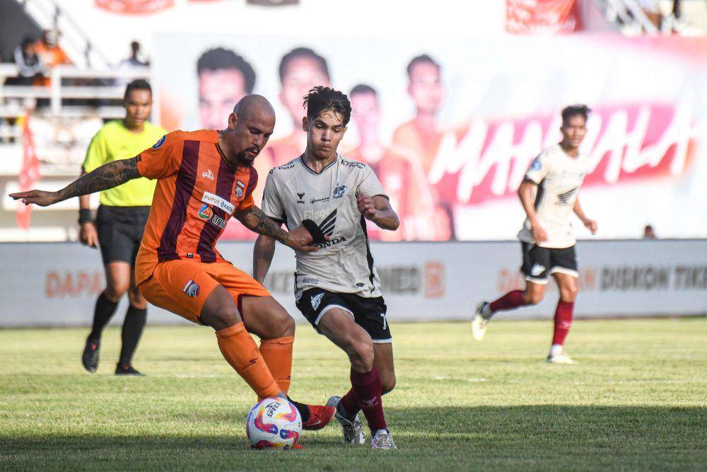 Pesepak bola Borneo FC Samarinda Gabriel Furtado (kiri) berebut bola dengan pesepak bola PSM Makassar Victor Dethan (kanan) saat pertandingan Liga 1 2024/2025 di Stadion Segiri, Samarinda, Kalimantan Timur, Jumat (18/4/2025). ANTARA FOTO/M Risyal Hidayat/foc.