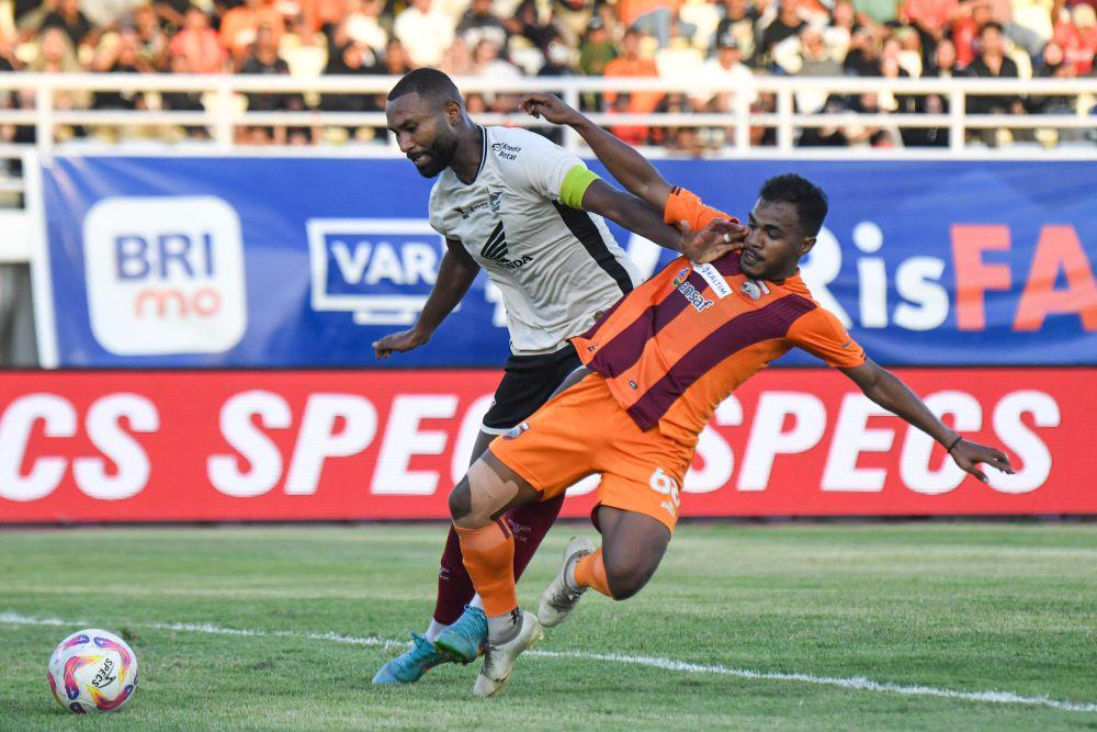 Pesepak bola Borneo FC Samarinda Habibi A. Jusuf (kanan) berebut bola dengan pesepak bola PSM Makassar Yuran Fernandes (kiri) saat pertandingan Liga 1 2024/2025 di Stadion Segiri, Samarinda, Kalimantan Timur, Jumat (18/4/2025). ANTARA FOTO/M Risyal Hidayat/foc.