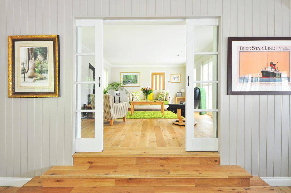 ilustrasi rumah dengan pintu yang lebar (pixabay.com/midascode)