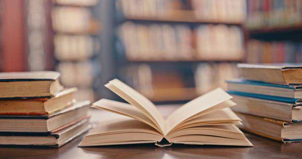 Membaca, filsafat dan buku cetak terbuka, vintage atau sejarah, latar belakang universitas. istock