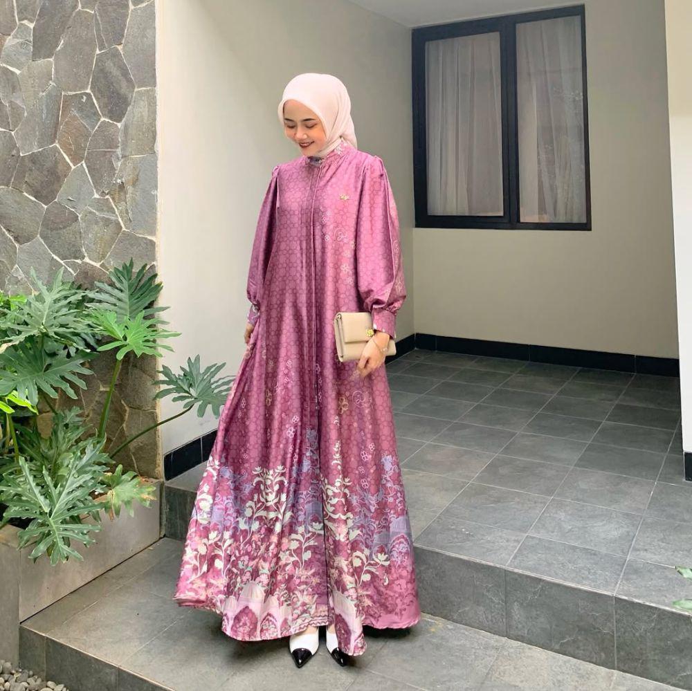 potret ide dress feminin playful yang anti monoton ala Mirna Kumalasari (instagram.com/mirnakumalasari)