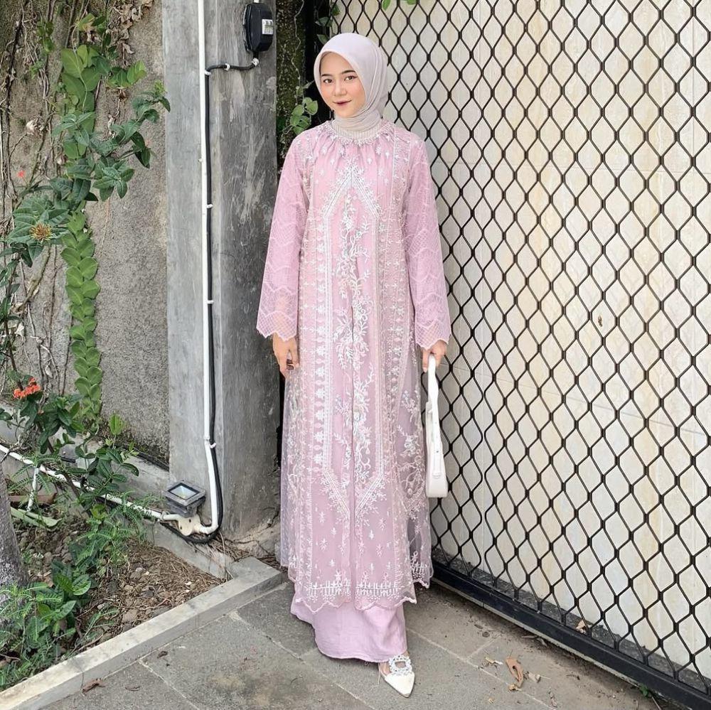 potret ide dress feminin playful yang anti monoton ala Mirna Kumalasari (instagram.com/mirnakumalasari)