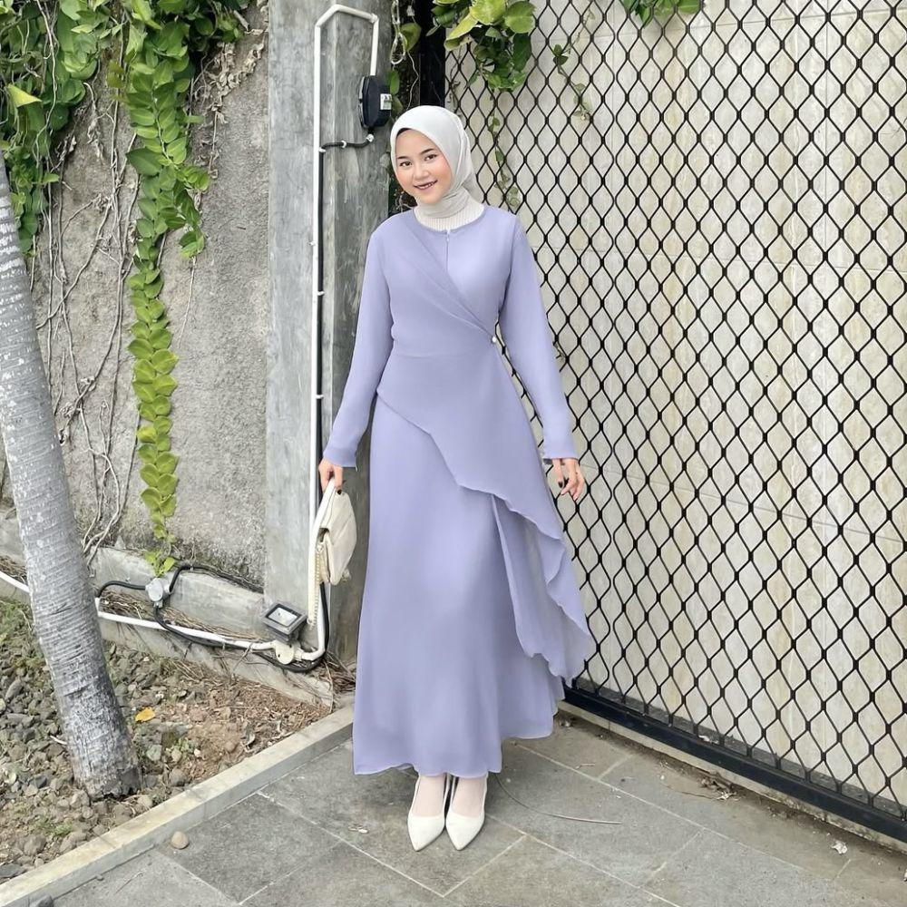 potret ide dress feminin playful yang anti monoton ala Mirna Kumalasari (instagram.com/mirnakumalasari)