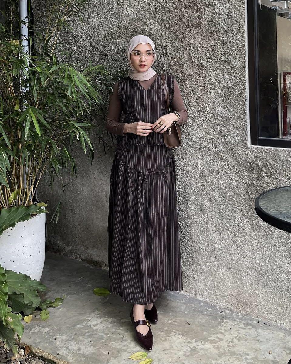 potret ide OOTD hijab pakai vest ala Lisna Feri (instagram.com/lisnaferi)
