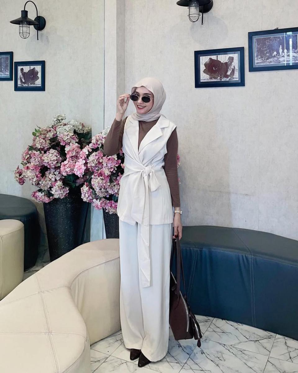 potret ide OOTD hijab pakai vest ala Lisna Feri (instagram.com/lisnaferi)