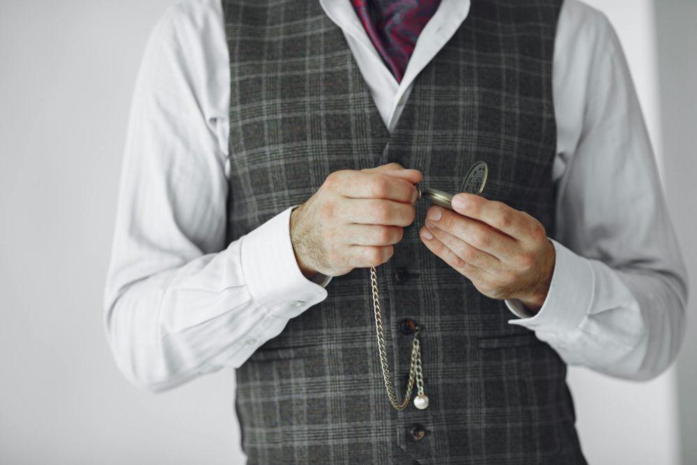 4 Perbedaan Vest dan Waistcoat, Serupa Tapi Berbeda