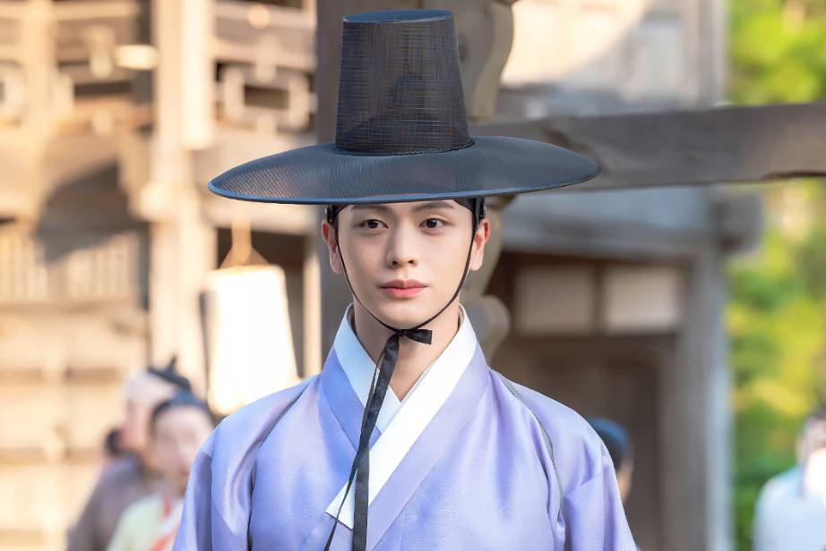 Yoon Gap/Gang Cheol Yi (Yook Sungjae) di drama The Haunted Palace (dok. SBS/The Haunted Palace)