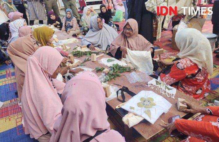 Festival Laras Sembah atau Lansia Merias Serat Limbah (IDN Times/Indah Permata Sari)