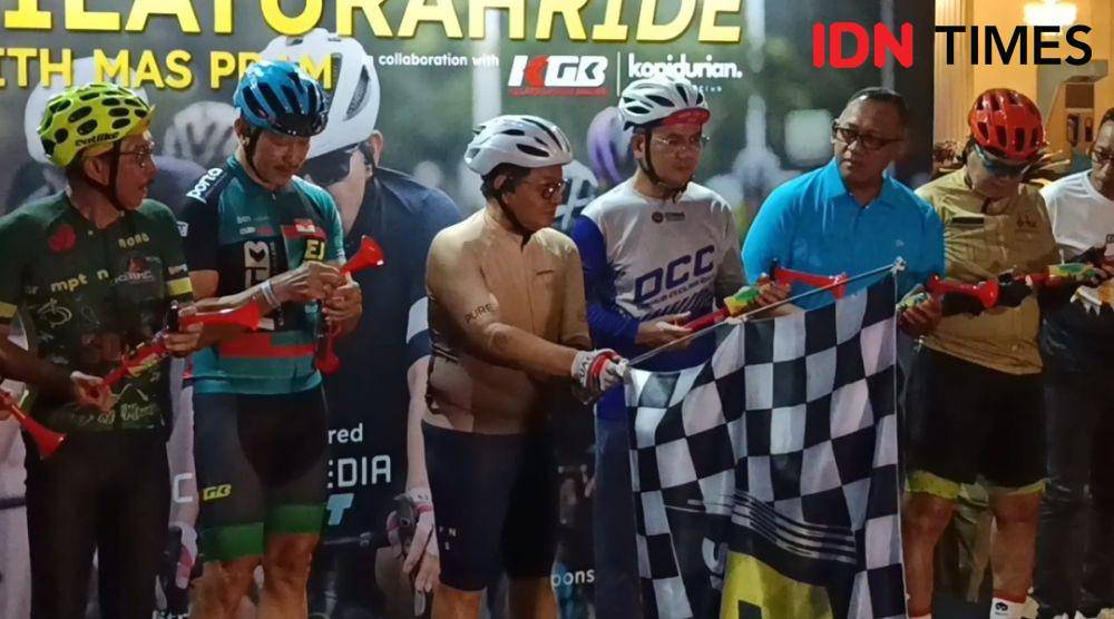 Gubernur DKI Jakarta, Pramono Anung lepas ratusan pesepeda di acara gowes Silahturide 2025 di Balai Kota, Jakarta. (IDN Times/Santi Dewi)
