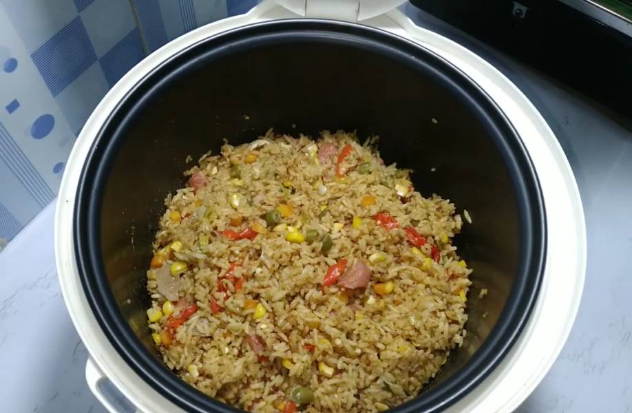ilustrasi memasak nagi goreng rice cooker (YouTube.com/Azizahir)